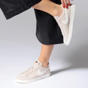 Nike Sneaker - Women's Blazer